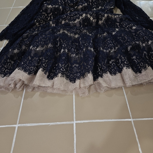 Betsy & Adam open back lace dress with 3/4 sleeves. Fit and flare. Size 8 Medium - Picture 5 of 12